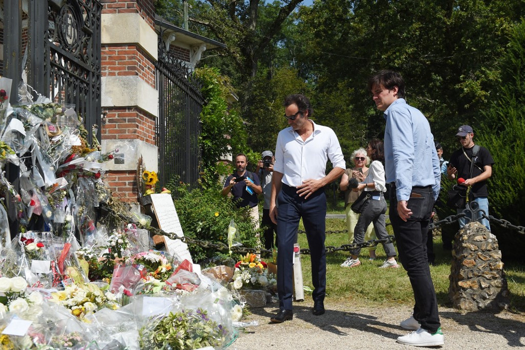 Anthony Delon (b.) és Alain-Fabien Delon (j.) francia színészek édesapjuk birtokának bejárati kapujánál, az emlékezés virágai között a néhai francia színész, Alain Delon La Brulerie magántemetése előtt a közép-franciaországi Douchy-ban 2024. augusztus 24-én