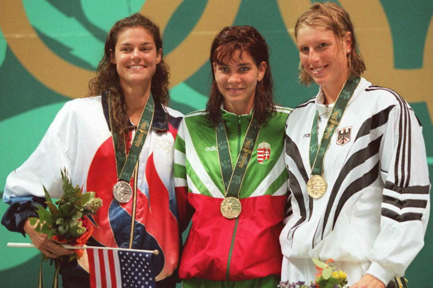 Fotó: AFP/Don Emmert (Balról jobbra) Az ezüstérmes amerikai Whitney Hedgepeth, az aranyérmes magyar Egerszegi Krisztina és a bronzérmes német Cathleen Rund áll a dobogón az olimpiai úszóverseny női 200 méteres hátúszás után a Georgia Tech Aquatics Centerben, Atlantában, Georgia államban 1996. július 25-én