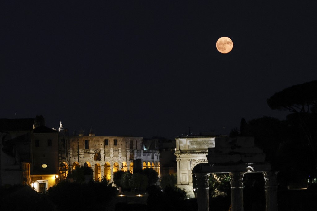 A szuperhold beragyota a Colosseum és a Forum Romanum felett az égboltot Rómában 2024. augusztus 19-én