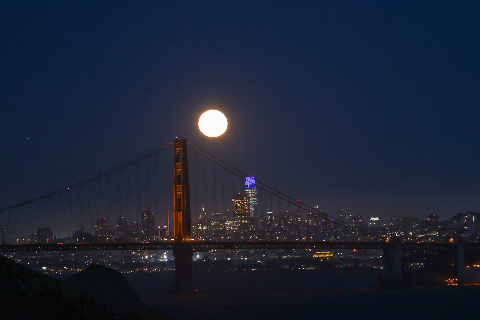 Szuperhold San Francisco felett