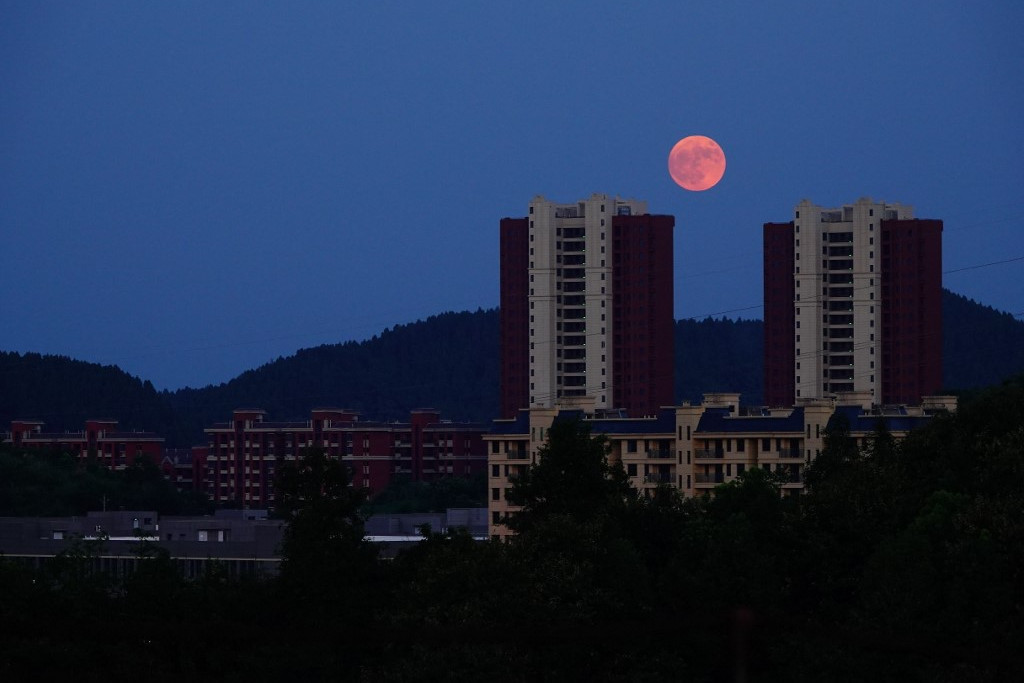 2024 első „szuperholdja” augusztus 19-én este kelt fel a kínai Hubei tartománybeli Yichangban