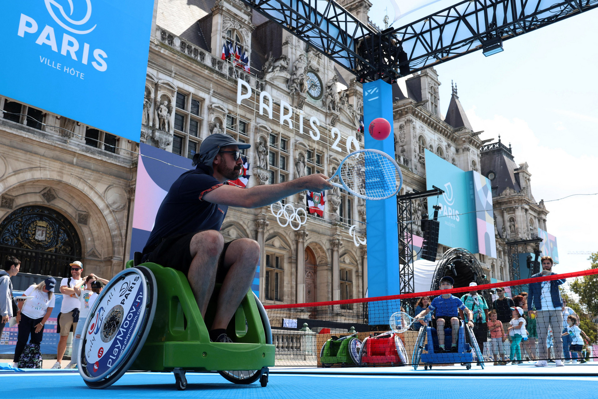 Emberek élvezik a sportolást a párizsi városháza mellett a fogyatékkal élők számára kialakított területen. A párizsi paralimpia hamarosan kezdődik