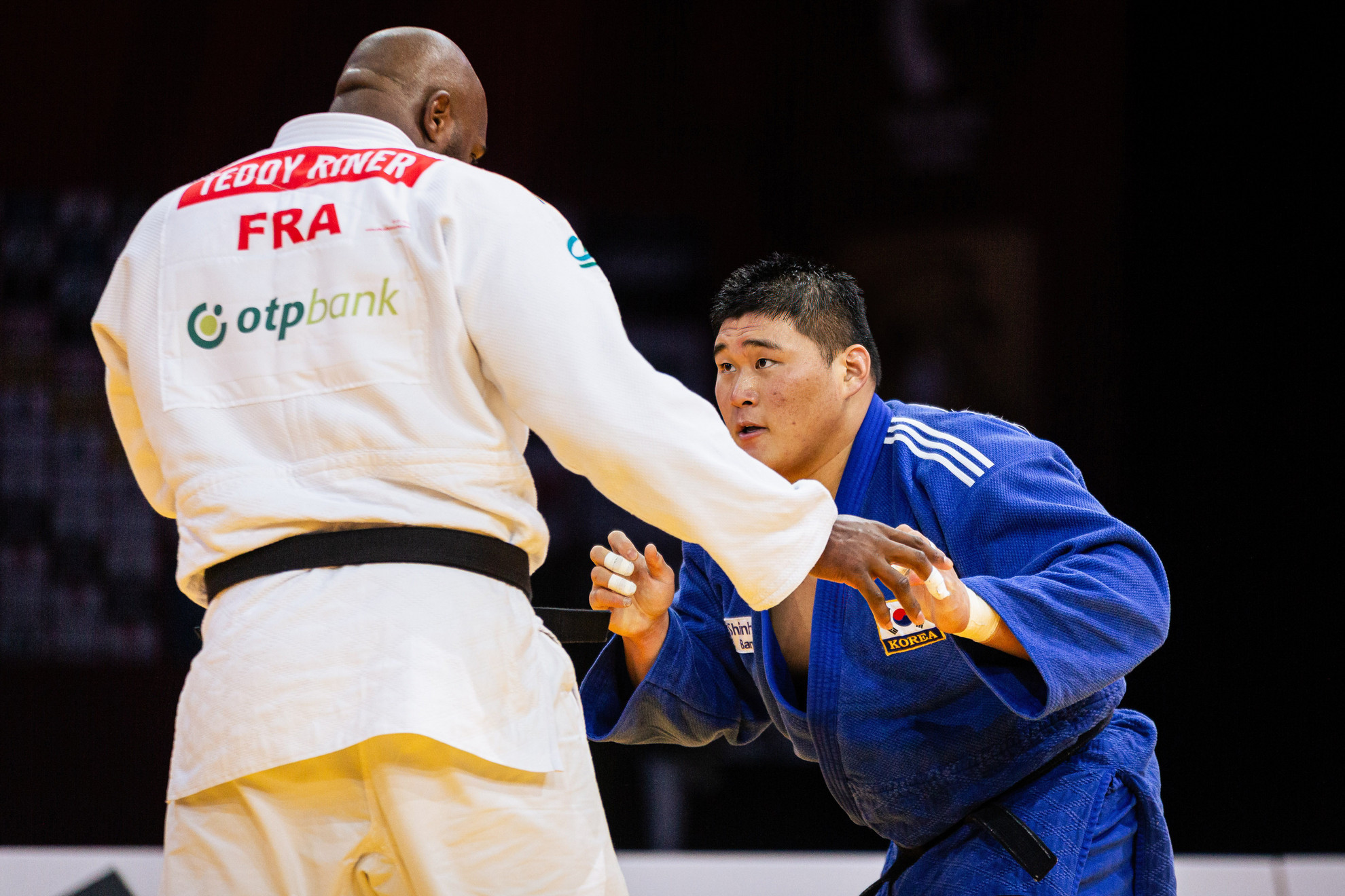 A francia Teddy Riner (fehér) és a dél-koreai Min-jong Kim versenyez a 2024-es párizsi Judo Grand Slam férfi +100 kg-os versenyen.