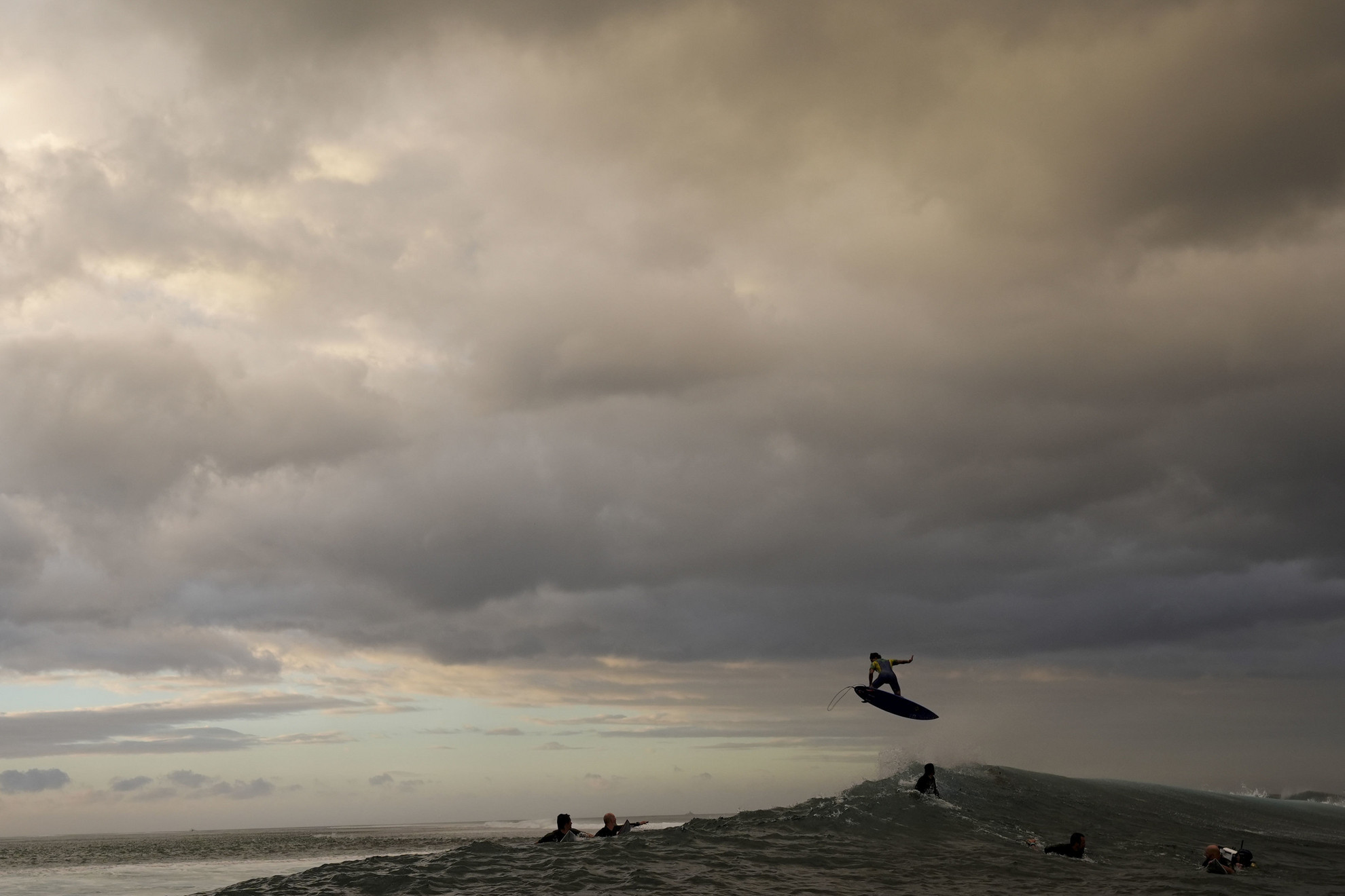 A brazil Gabriel Medina készül a 2024-es nyári olimpiai játékok szörfversenyének második fordulóján