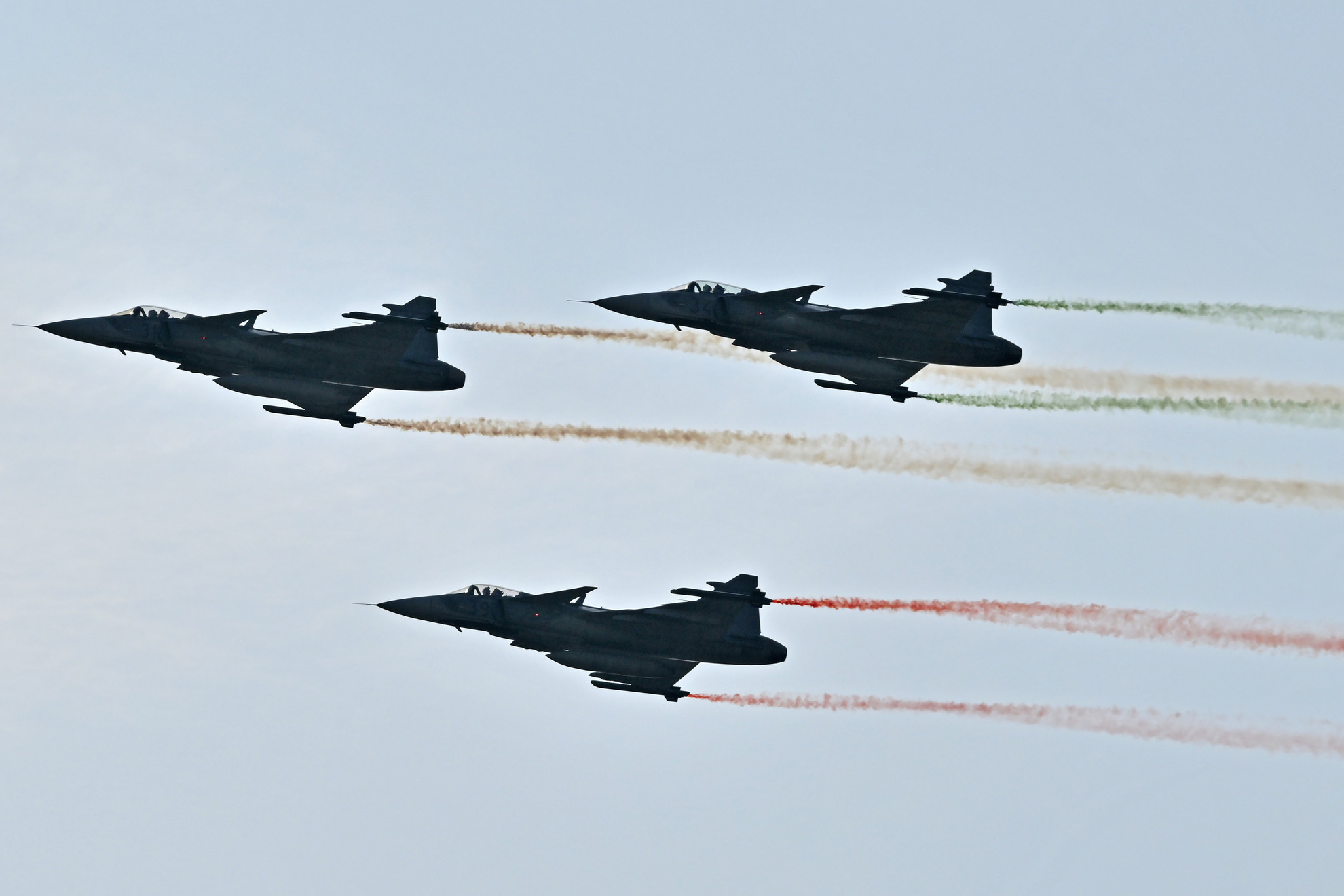 A Magyar Honvédség JAS-39 harcászati repülőgépeinek díszelgő áthúzása a nemzeti színű füsttel a Duna felett az államalapítás és államalapító Szent István király ünnepén rendezett légi parádén 2024. augusztus 20-án