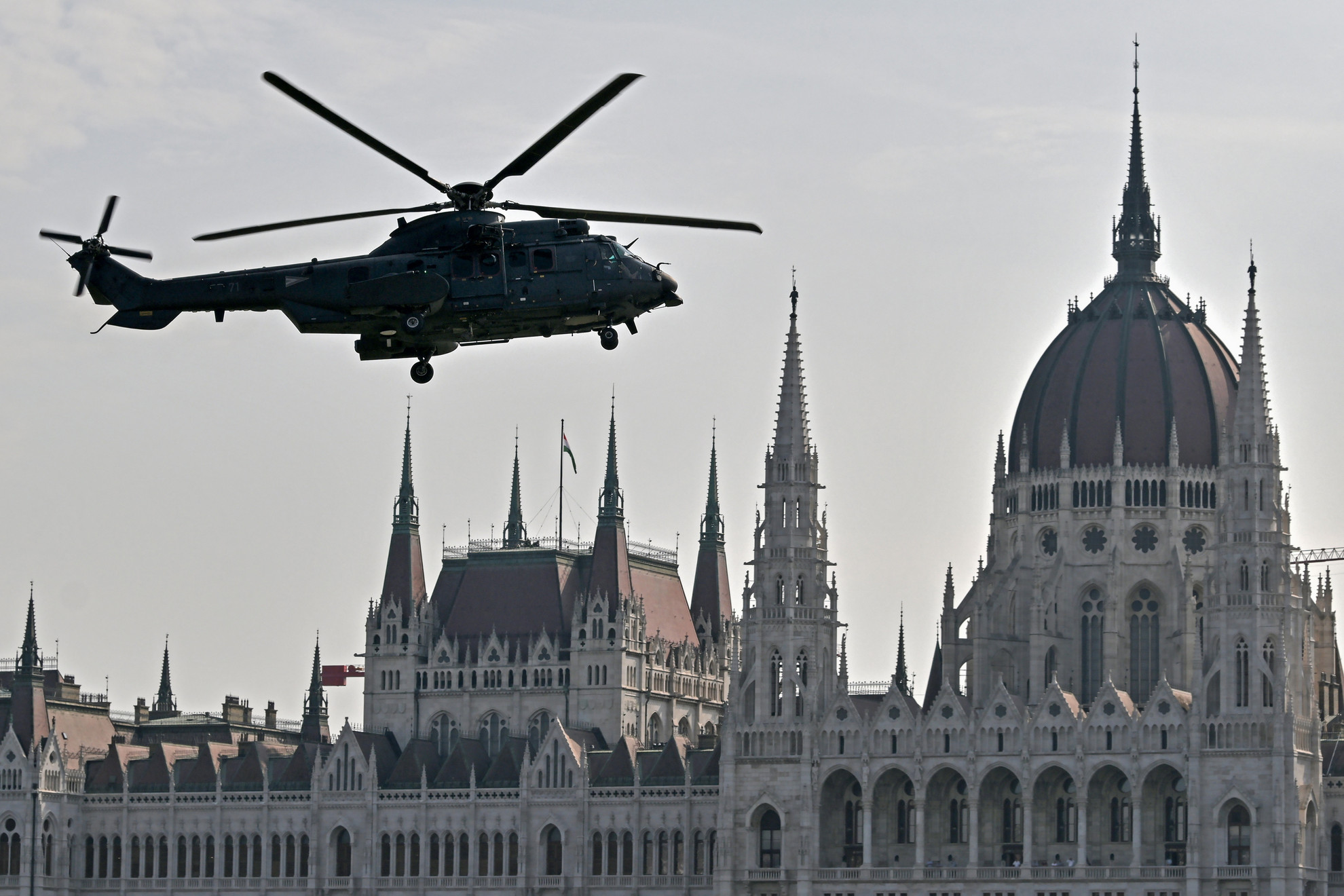 Airbus H225M szállító helikopter bemutatója a Duna felett az államalapítás és államalapító Szent István király ünnepén rendezett légi parádén 2024. augusztus 20-án