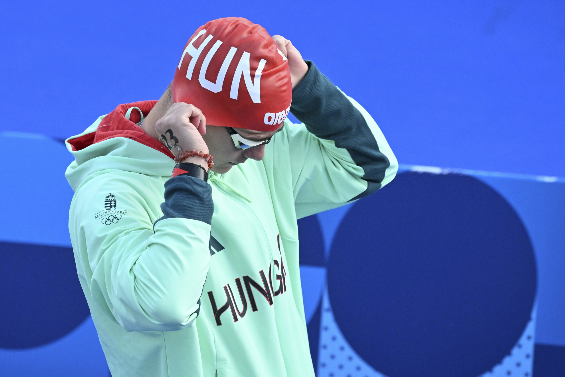 Betlehem Dávid a férfi 10 kilométeres nyíltvízi úszás rajtjánál a 2024-es párizsi nyári olimpián a Szajna III. Sándor hídjánál 2024. augusztus 9-én