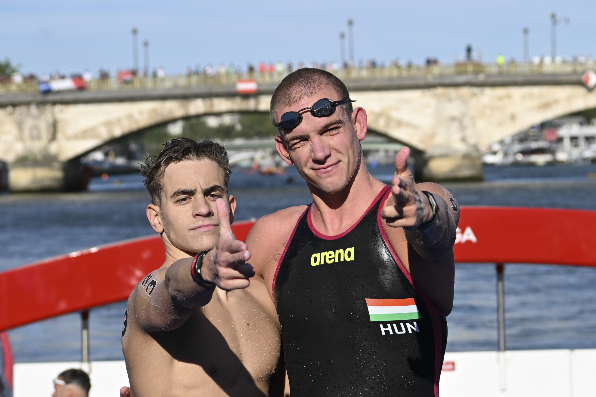 Az aranyérmes Rasovszky Kristóf (j) és a bronzérmes Betlehem Dávid a férfi 10 kilométeres nyíltvízi úszás versenye után a célban a 2024-es párizsi nyári olimpián a Szajna III. Sándor hídjánál 2024. augusztus 9-én