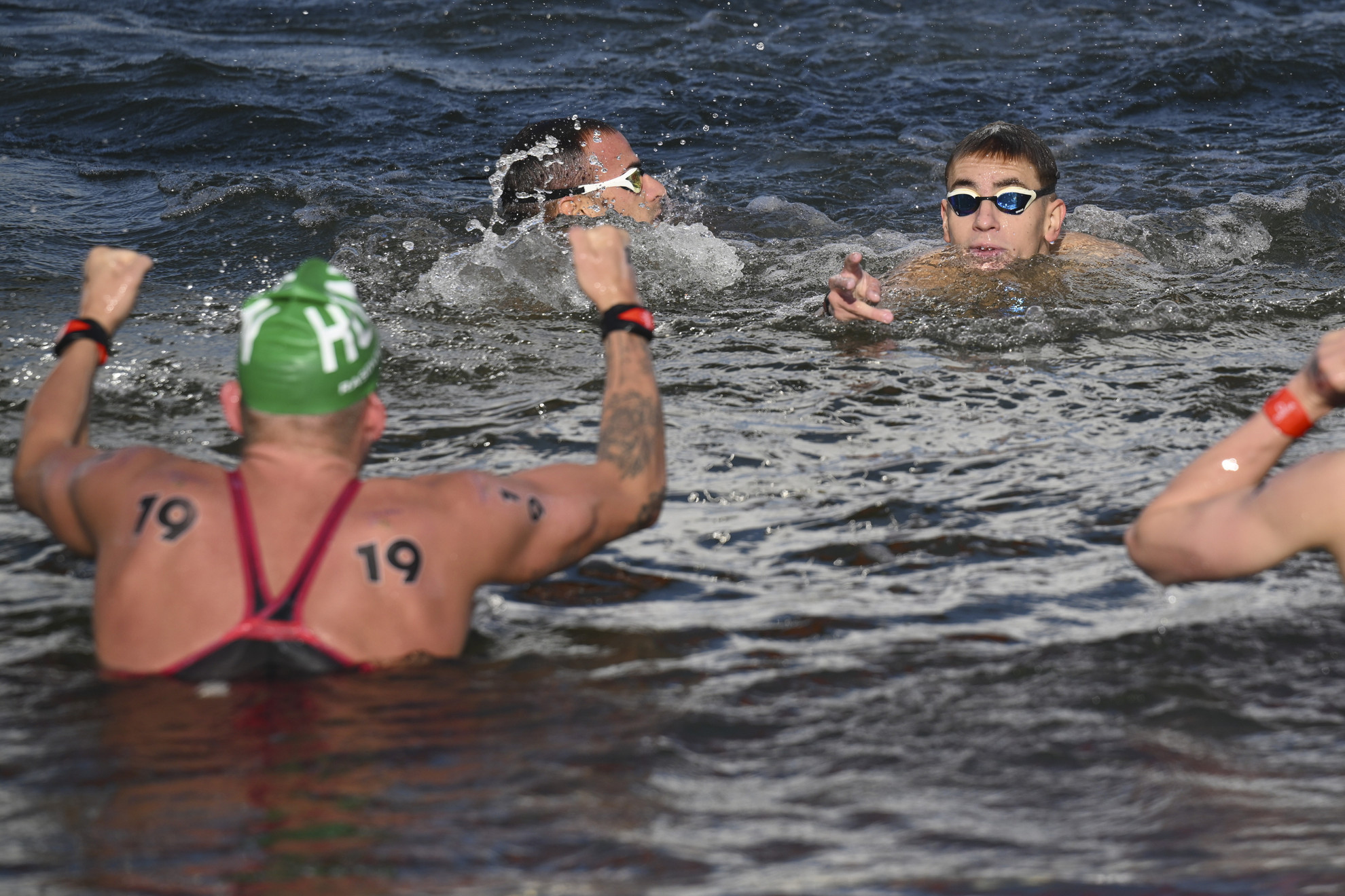 Az aranyérmes Rasovszky Kristóf (b) és a bronzérmes Betlehem Dávid (j) a férfi 10 kilométeres nyíltvízi úszás versenye után a célban a 2024-es párizsi nyári olimpián a Szajna III. Sándor hídjánál 2024. augusztus 9-én