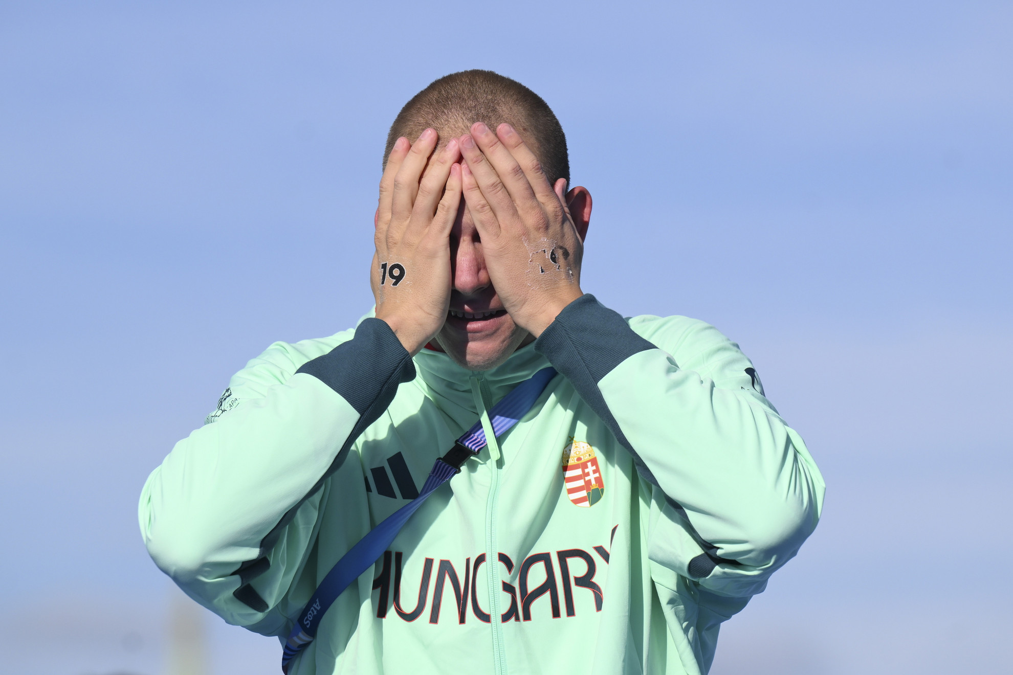 Az aranyérmes Rasovszky Kristóf a férfi 10 kilométeres nyíltvízi úszás versenye után a 2024-es párizsi nyári olimpián a Szajna III. Sándor hídjánál 2024. augusztus 9-én