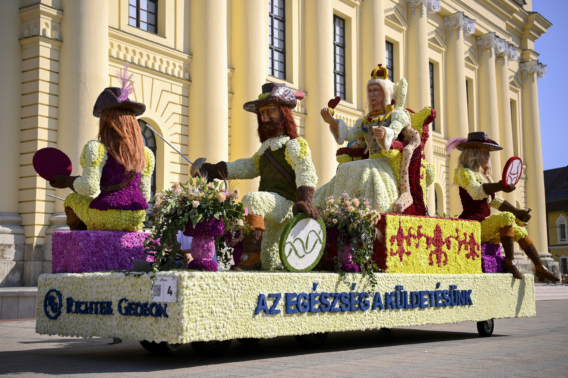 A Richter Gedeon nevű virágkocsi a debreceni virágkarneválon az államalapítás és államalapító Szent István király ünnepén, 2024. augusztus 20-án