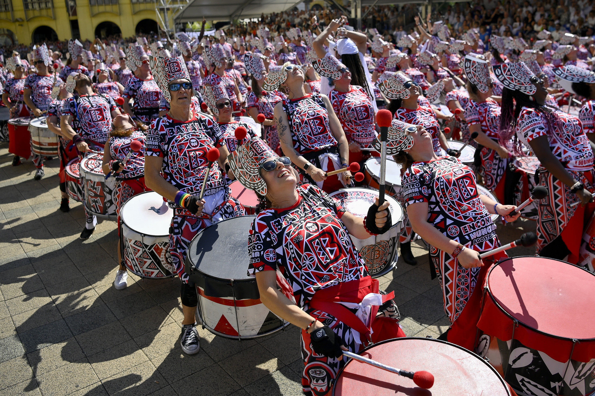 A Batala - Internacional nevű csoport fellépői a debreceni virágkarneválon az államalapítás és államalapító Szent István király ünnepén, 2024. augusztus 20-án