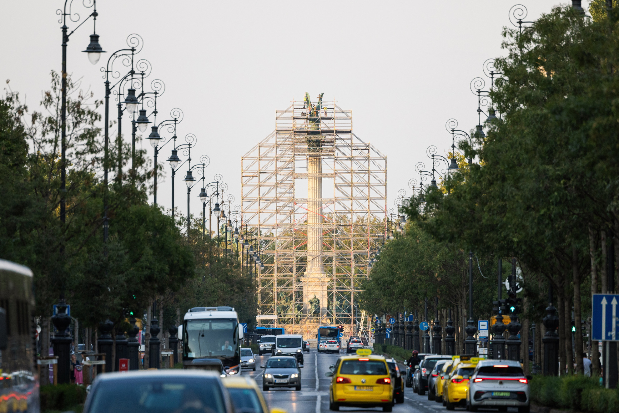 Több mint 120 év után először emelik le és restaurálják teljes körűen a monumentális Millenniumi emlékmű korinthoszi oszlopán álló szobrot, Zala György alkotását. A restaurálást a Nemzeti Örökség Intézete megbízásából végzi a restaurátor cég, a megújult szobor várhatóan 2025 első felében tér vissza a Hősök terére