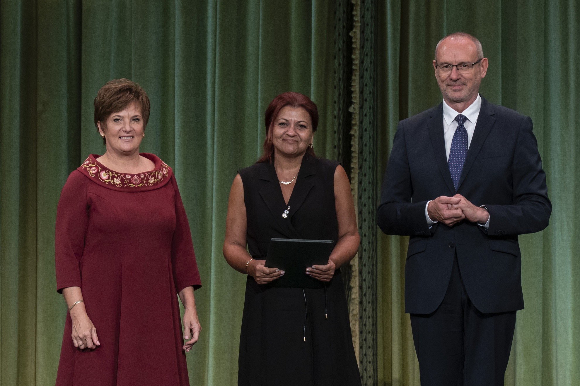 Fotó: MTI/Szigetváry Zsolt Toldi József Attiláné, a 100 Tagú Cigányzenekar prímása (k) átvette a Magyar Bronz Érdemkereszt polgári tagozat kitüntetést az augusztus 20-ai nemzeti ünnep alkalmából odaítélt állami és kulturális kitüntetések átadóünnepségén a Pesti Vigadóban 2024. augusztus 16-án Zsigó Róbert, a Kulturális és Innovációs Minisztérium parlamenti államtitkártól (j) és Závogyán Magdolna kultúráért felelős államtitkártól