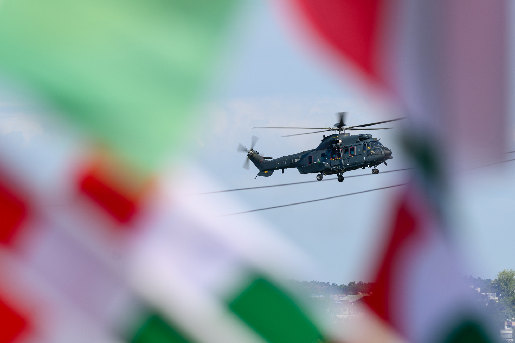A Magyar Honvédség JAS-39 harcászati repülőgépeinek díszelgő bemutatója a Duna felett az államalapítás és államalapító Szent István király ünnepén rendezett légi parádén 2024. augusztus 20-án