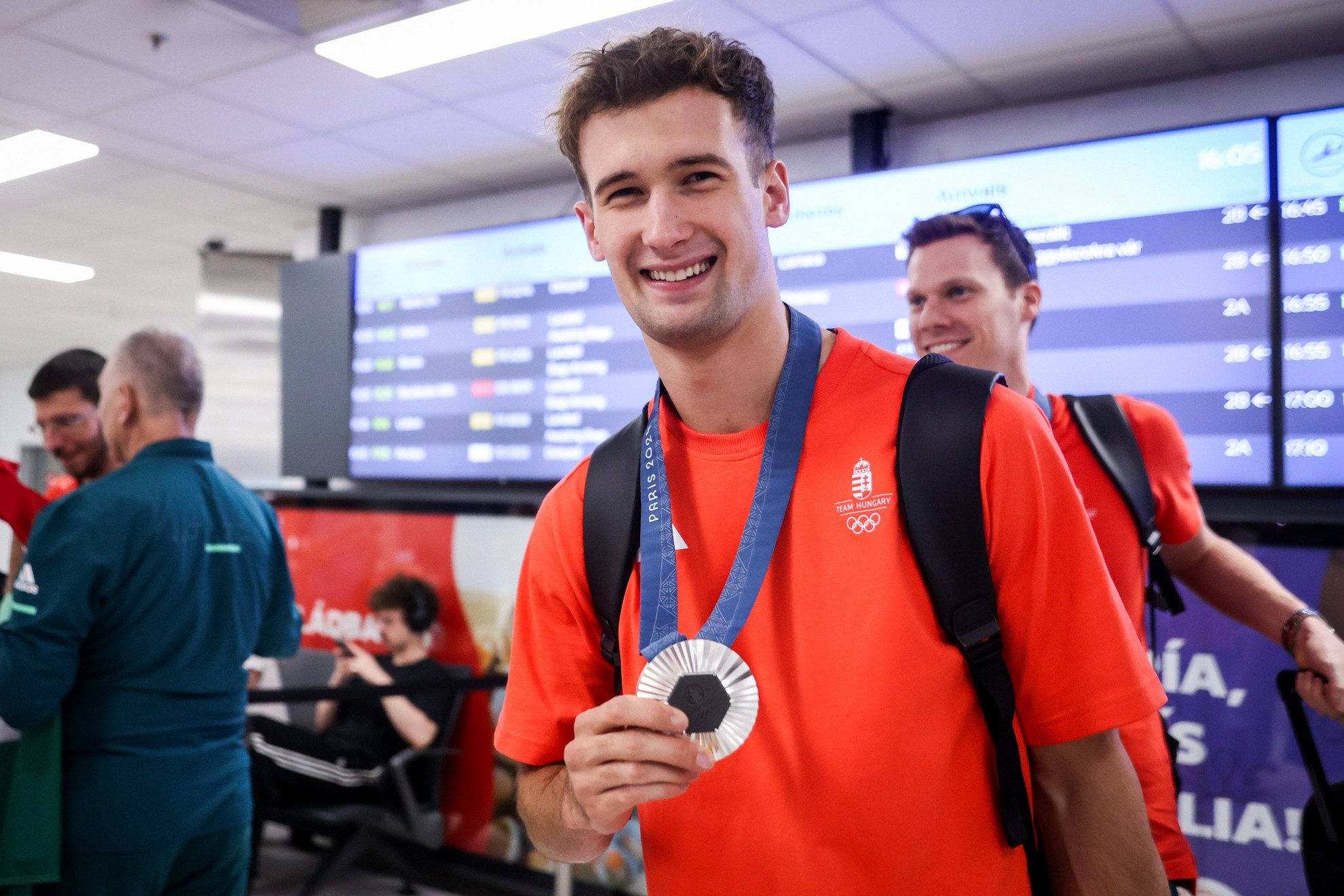 Rabb Krisztián, az ezüstérmes olimpiai kardcsapat tagja nyakában az éremmel érkezett haza