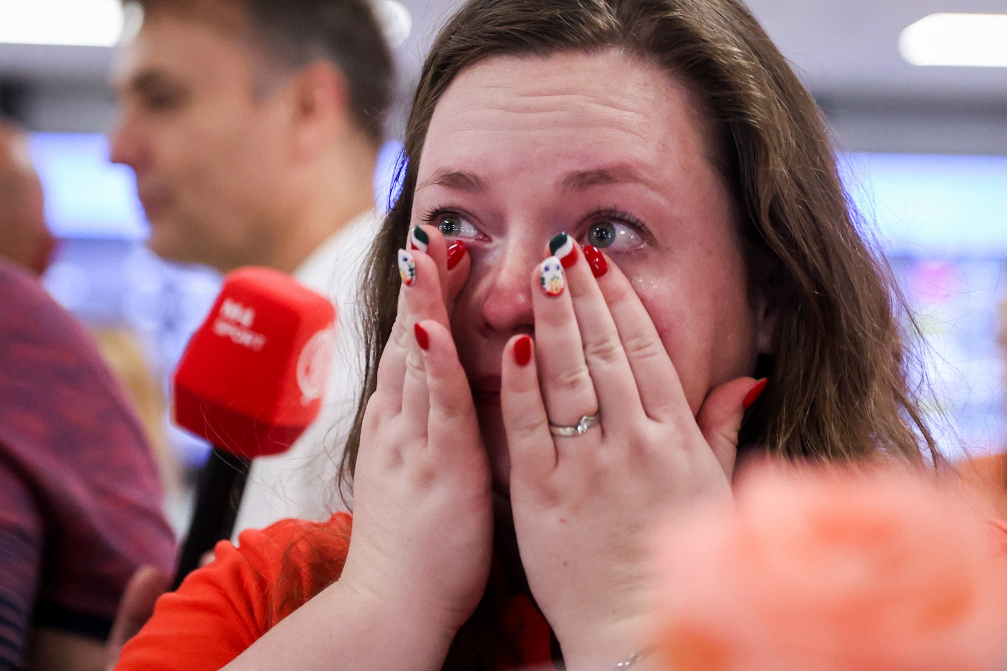 A boldogság könnyei, mert sírni, csak a győztesnek szabad! Major Veronika, olimpiai bronzérmes sportlövő örömkönnyei Ferihegyen