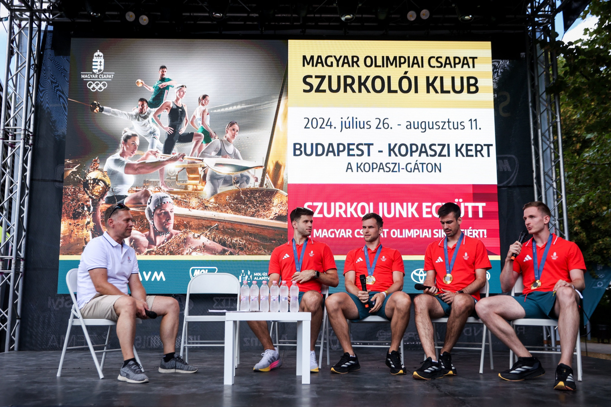 Az olimpiai aranyérmes férfi párbajtőrcsapat hazaérkezéskor a Kopaszi Kertben lévő szurkolói zónában