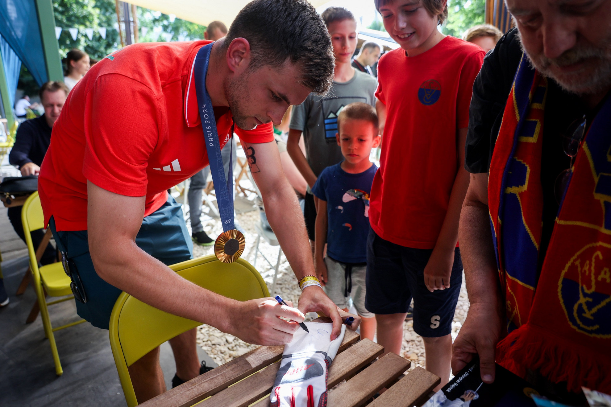 Nagy Dávid az olimpiai aranyérmes férfi párbajtőrcsapat hazaérkezésekor a Kopaszi Kertben lévő szurkolói zónában