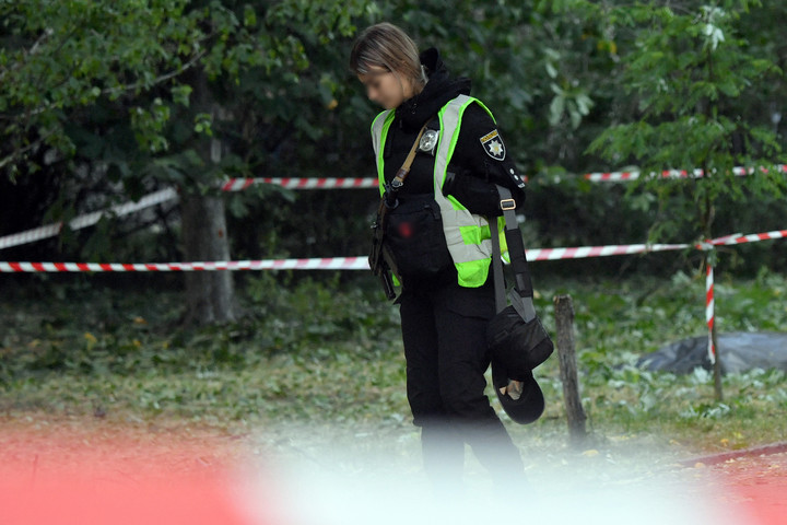 Oszlopnak hajtott, majd ütlegelte a rendőrnőt a részeg ukrán pap
