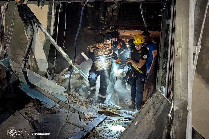 Fotó: AFP/Handout/Ukrainian Emergency Service Oroszország nagyszabású rakétacsapásokat hajtott végre ukrán drónüzemek ellen + VIDEÓ
