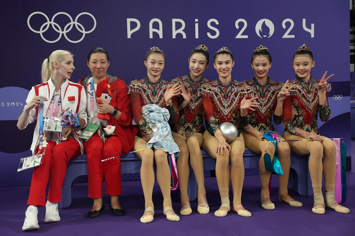 Fotó: AFP/Xinhua/Xu YaNan Kínai arany együttes kéziszercsapatban a ritmikus gimnasztikázóknál