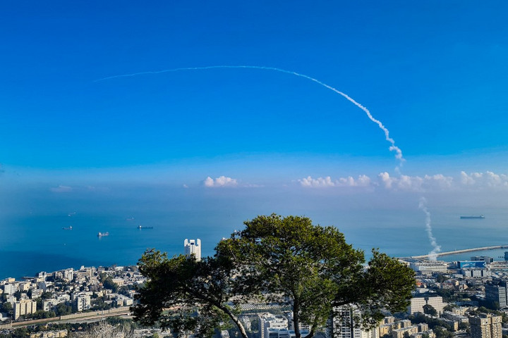 Fotó: AFP/NurPhoto/Mati Milstein Több embert megsebesített egy célt tévesztett izraeli elfogórakéta
