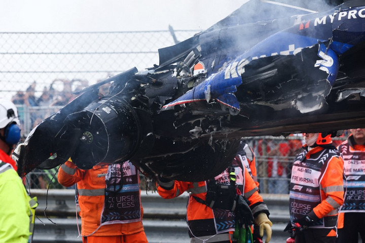 Fotó: AFP/NurPhoto/Jakub Porzycki Sargeant összetörte autóját, negyedórás volt a harmadik edzés