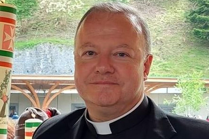 Fotó: Facebook/Paul F Murphy Késsel támadtak egy tábori lelkészre Írországban, a rendőrség terrorizmus gyanújával nyomoz