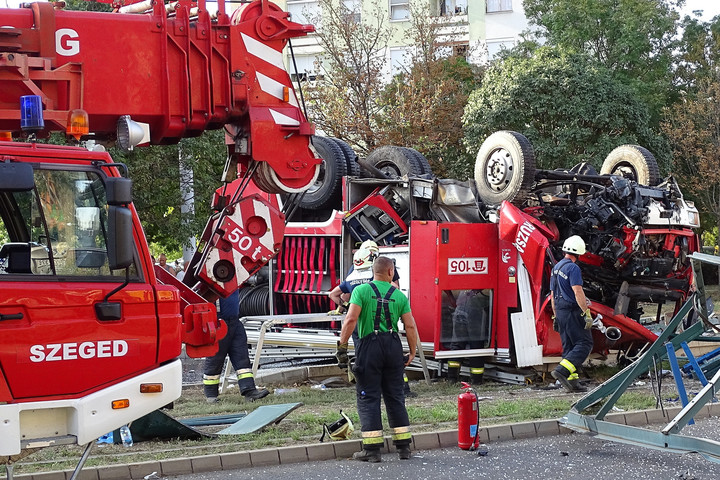 Felborult egy tűzoltóautó Szegeden