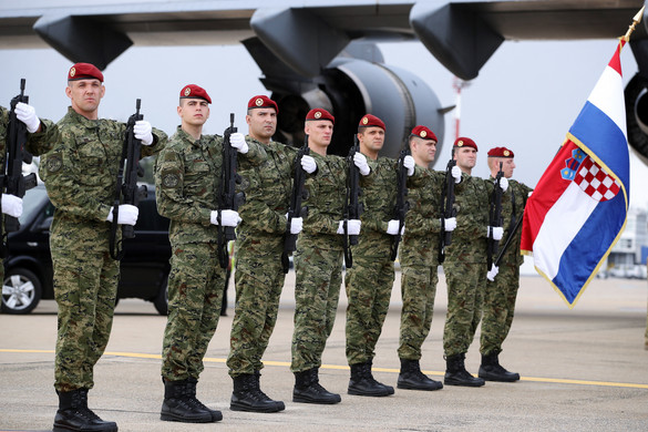 Fotó: AFP/Damir Sencar Minden 18. életévét betöltött férfi még az év végéig behívót kap