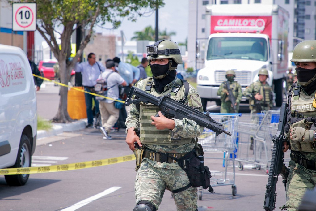 A mexikói hadsereg tagjai egy üzlet parkolójában, ahol egy férfi holttestét találták meg a mexikói Sinaloa államban, Culiacán Montebello városrészében 2024. szeptember 12-én. Mexikóban folyamatosan növekszik erőszak, amelyeknek nagy része a kábítószer-kereskedelemhez és a bandákhoz kapcsolódik, 2006 óta több mint 450 000 embert öltek meg