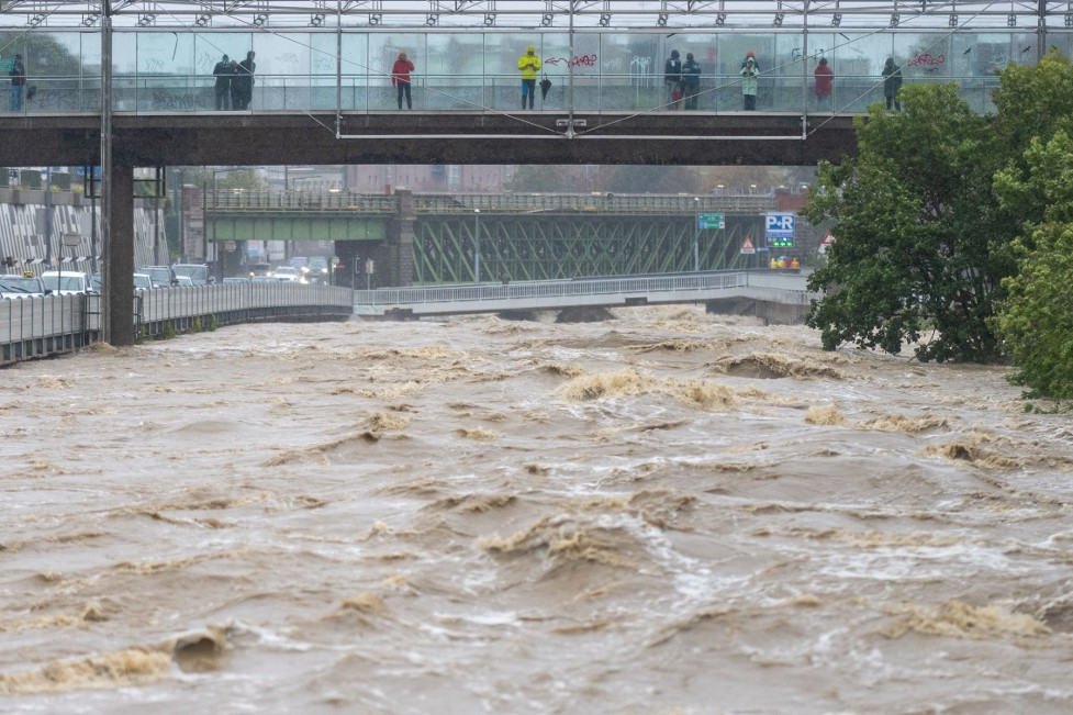 A Közép- és Kelet-Európát sújtó özönvízszerű esőzések miatt a Wienfluss folyó is kilépett a medréből Bécsben. Ausztria északkeleti részén az árvízben egy tűzoltó életét vesztette mentés közben