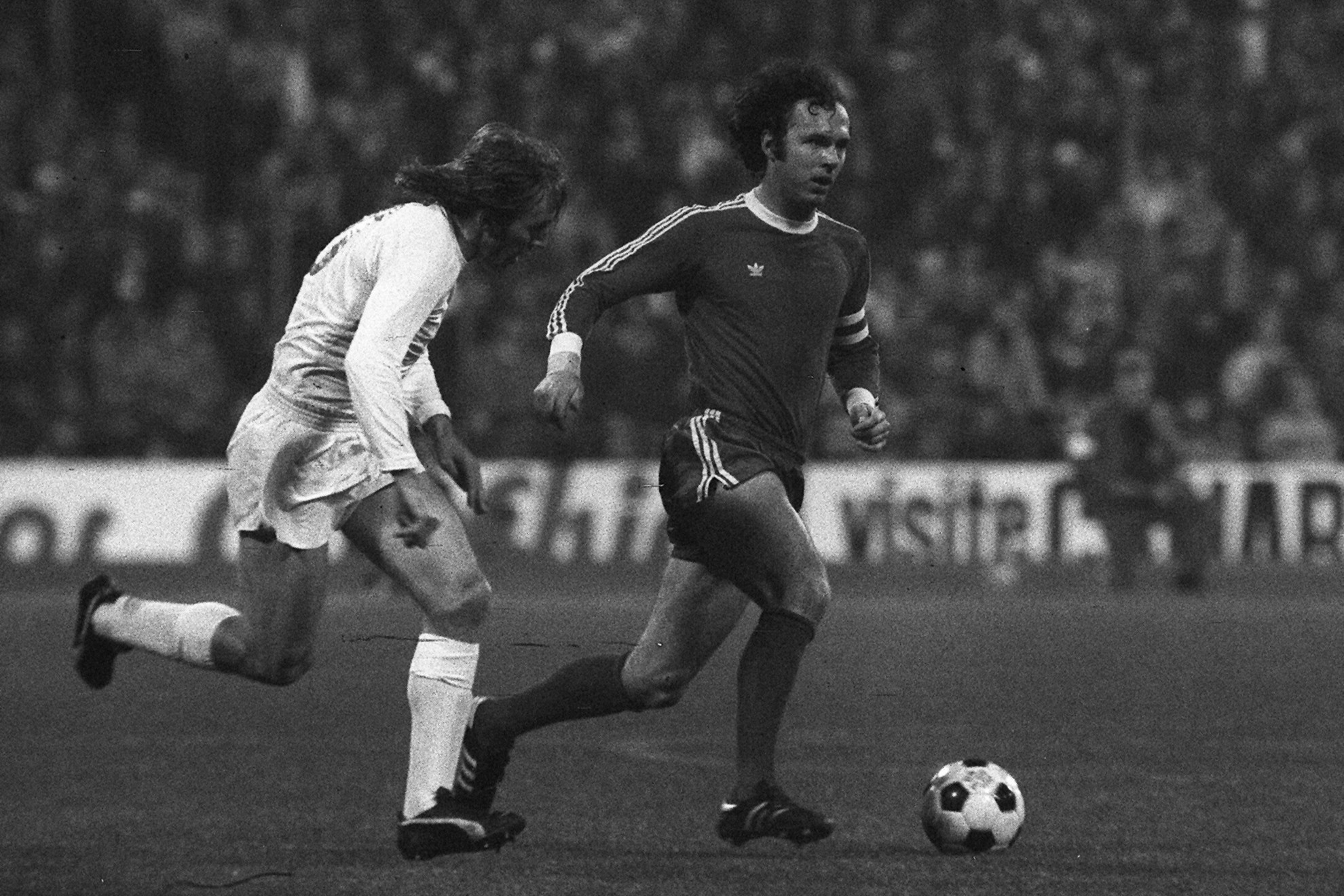 Beckenbauer (jobbra) játékosként 1974-ben, szövetség kapitányként 1990-ben volt világbajnok, 1972-ben pedig Európa-bajnok is lett a nyugatnémet válogatottal (képünk 1976-ban készült)