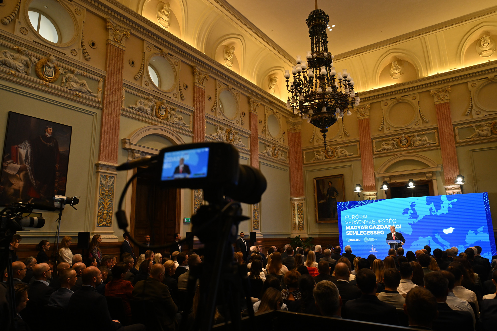 Orbán Viktor miniszterelnök beszédet mond a Nemzeti Közszolgálati Egyetem (NKE) Európai versenyképesség, magyar gazdasági semlegesség című konferenciáján az NKE Ludovika főépületében, a Széchenyi-díszteremben 2024. szeptember 25-én