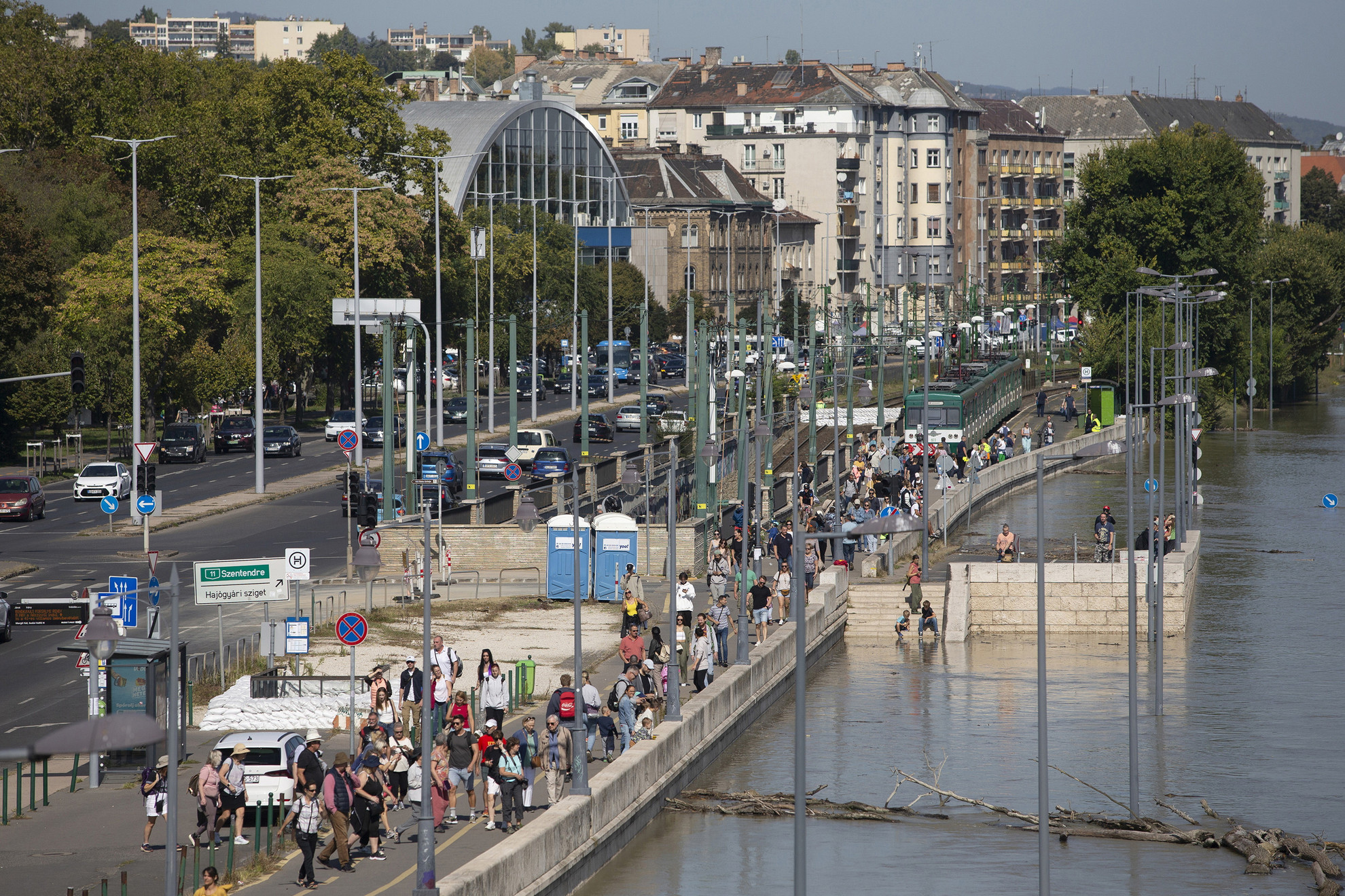 A Margit híd közelében, a H5-ös HÉV ideiglenes végállomásánál is tömegek élvezték a Duna áradását