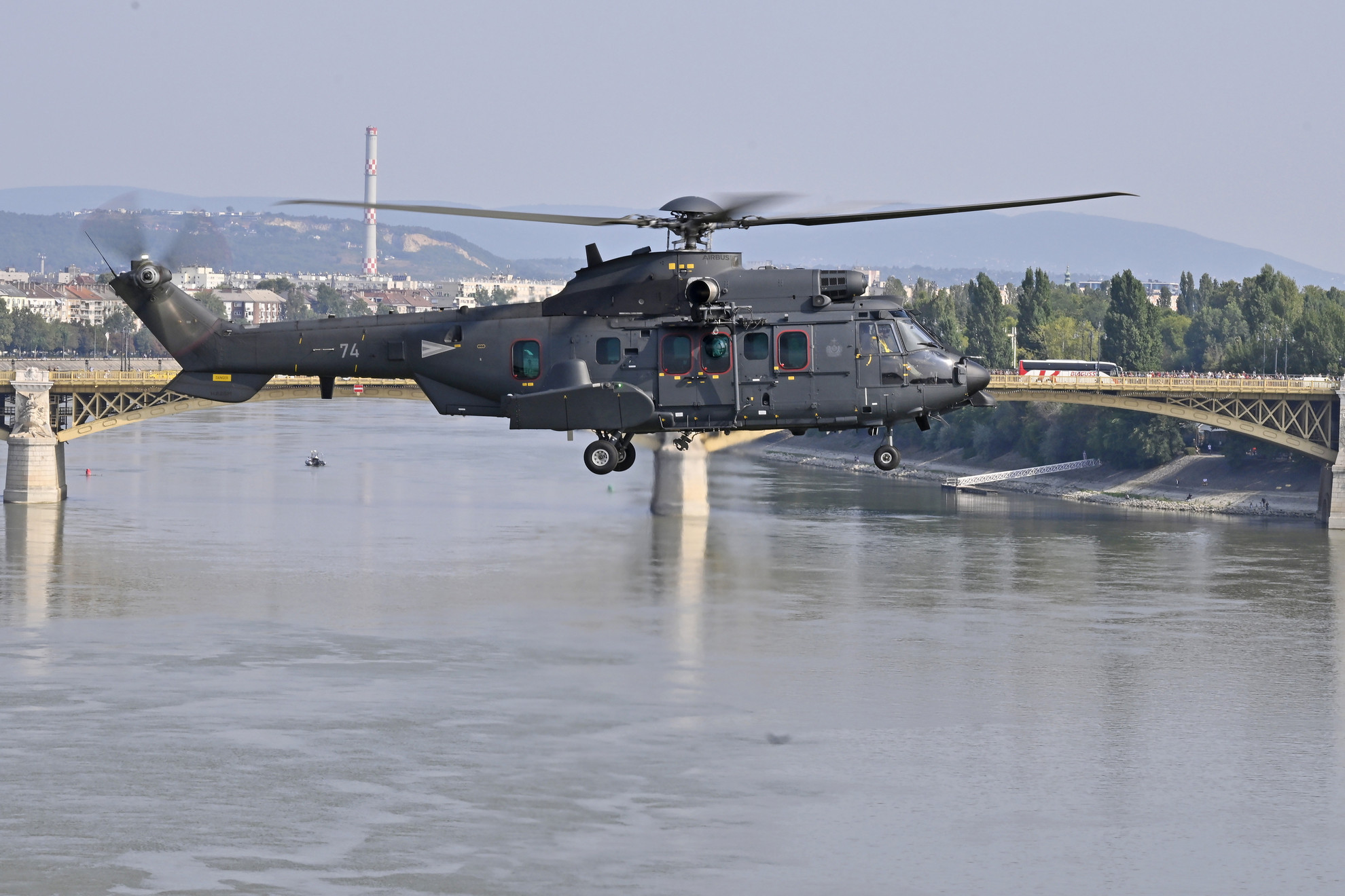 A Magyar Honvédség Airbus H225M típusú szállítóhelikopterének bemutatója a Duna felett az államalapítás és államalapító Szent István király ünnepén rendezett légi parádén 2024. augusztus 20-án