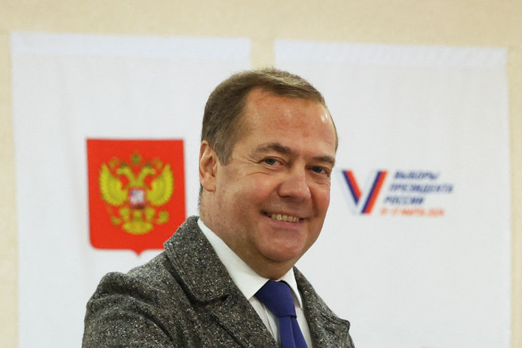 Medvegyev: Van, aki kész nukleáris robbanófejet adni Iránnak