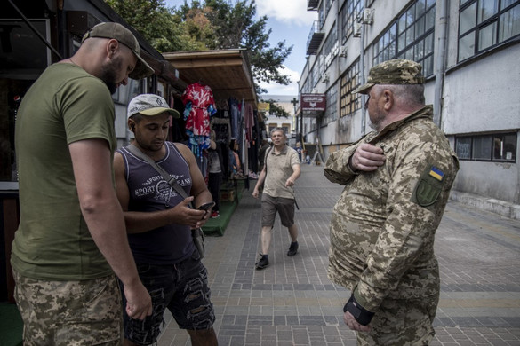 Így mentette meg férjét az ukrán toborzóktól a kétségbeesett asszony + VIDEÓ