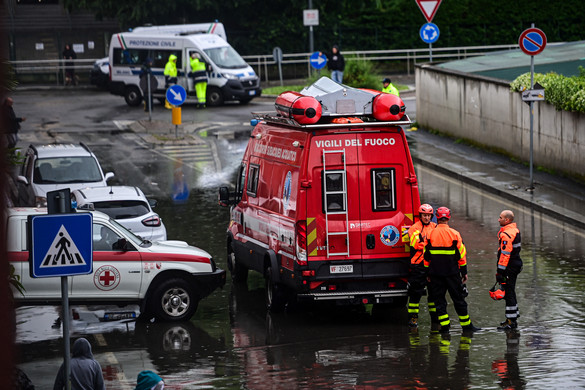 Olaszországban az áradat elsodort egy tűzoltóautót