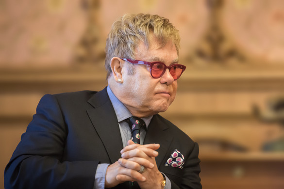 Elton John majdnem megvakult