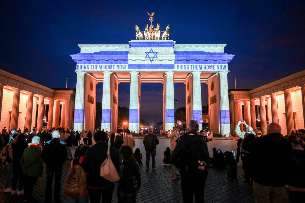 Berlinben az izraeli zászló színeiben világították ki a Brandenburgi Kaput