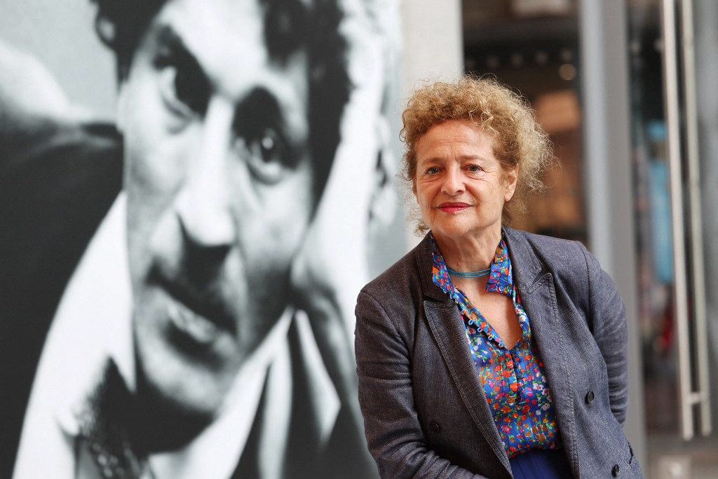Fotó: AFP/Francois Lo Presti Chagall unokája, a festő jogtulajdonosainak képviselője és a Marc Chagall Bizottság alelnöke, Meret Meyer nagyapja portréjával