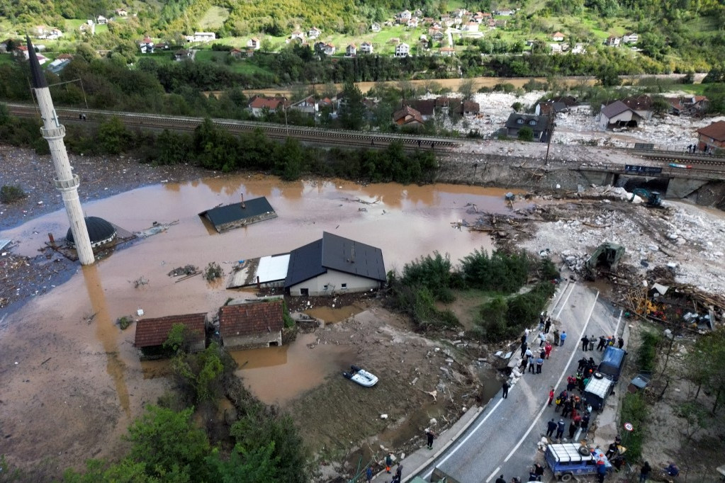 Mentőcsapatok kutatnak túlélők után az összeomlott utaknál, a Neretva folyó kanyonja mentén