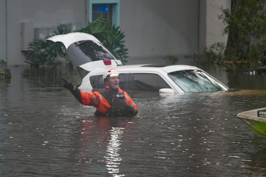 A floridai Clearwaterben folyamatosan mentik a lakóházakban rekedt embereket