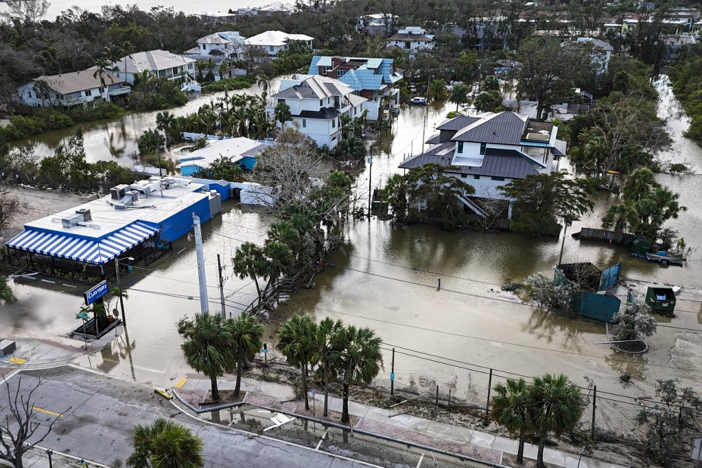 Drónfelvételen a Milton hurrikán miatt elárasztott floridai Siesta Key 2024. október 10-én. Legalább négy ember halálát okozták a tornádók, melyet a Milton hurrikán váltott ki