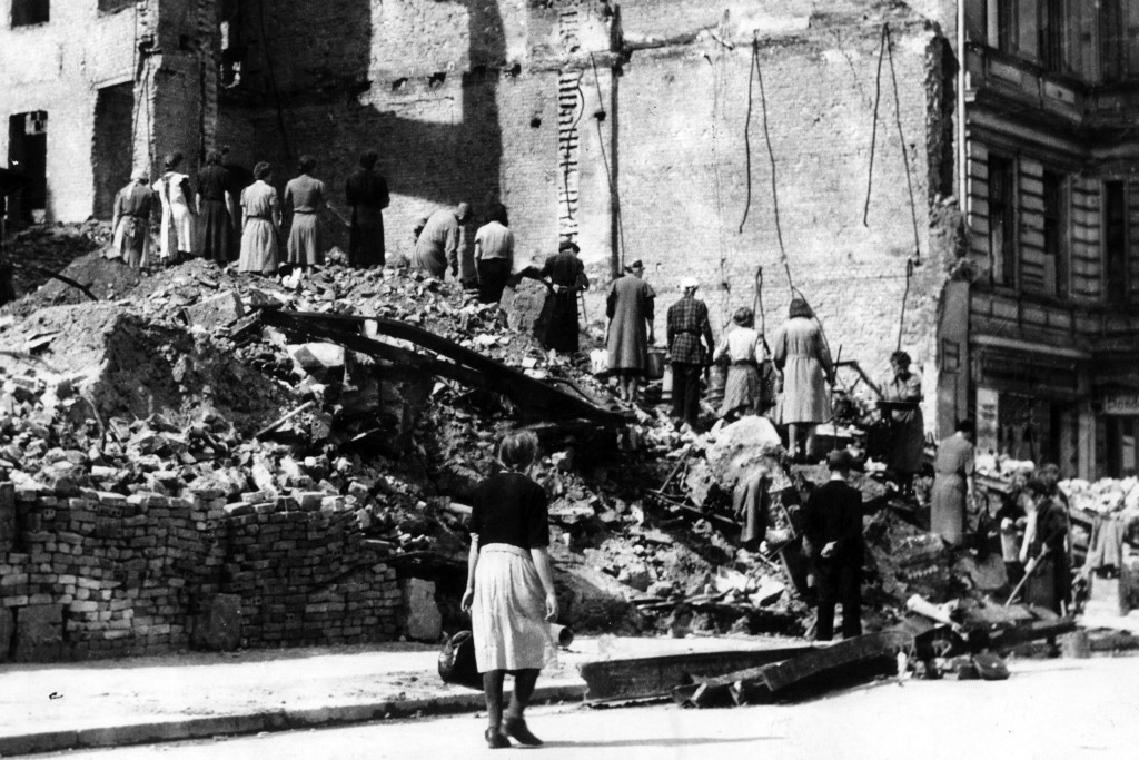 Az úgynevezett Trümmerfrauen nők a háborúban elpusztult házak törmelékeinek eltávolításán dolgozik Berlinben, Németországban, 1945 májusában.