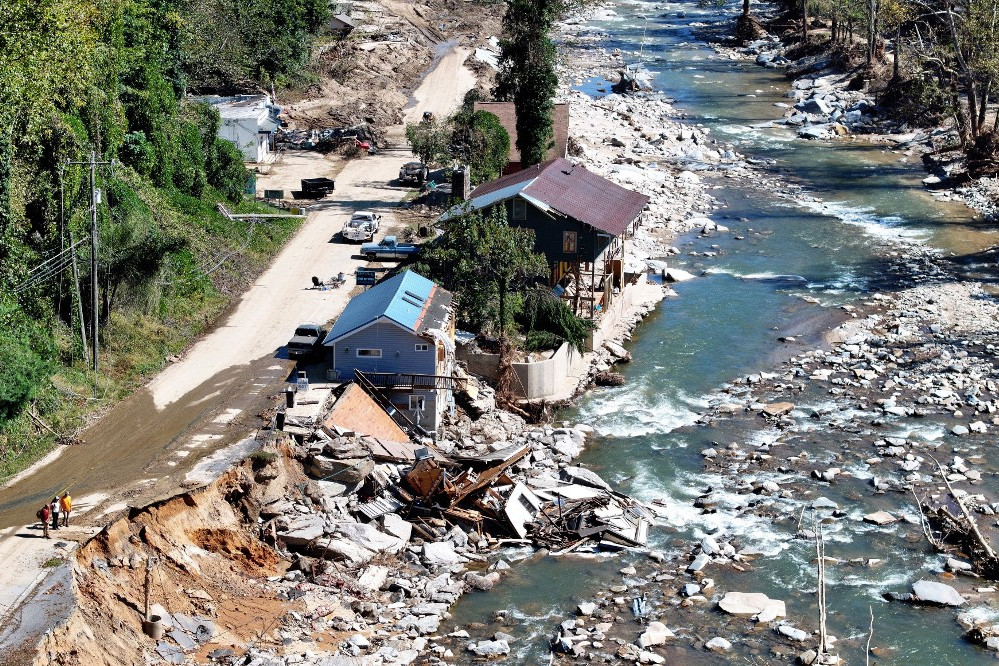 A Helene hurrikán elérte az észak-karolinai Bat Cave-et is és letarolta. Miközben elkezdődtek a helyreállítási munkálatok, a halálos áldozatok száma  már 230 fölé emelkedett