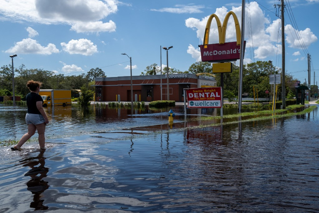 A McDonald’s is magára maradt, csak az árvíz öleli körül