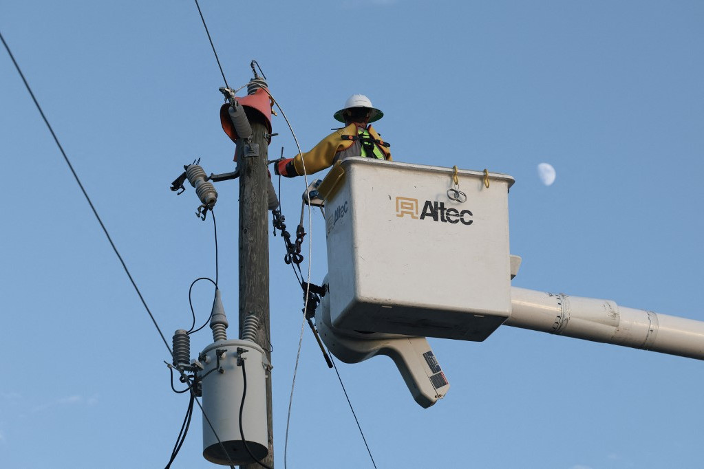 Folyamatosan dolgoznak a Florida Power and Light szerelői a transzformátoron a floridai Punta Gordában, hogy a lehető leghamarabb vissza tudják állítani az áramszolgáltatást a területen